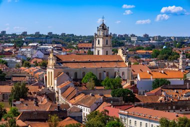 Vilnius, Litvanya. 28 Haziran 2024. Vilnius şehir manzarası ve Gediminas Hill 'den St. John Kilisesi