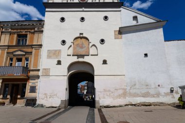 Vilnius, Litvanya. 28 Haziran 2024. Şafak Kapısı veya Keskin Kapı, bir şehir kapısı ve önemli bir dini, tarihi ve kültürel anıttır.