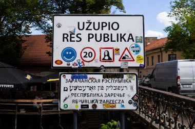 Vilnius, Litvanya. 28 Haziran 2024. Uzupis Cumhuriyeti sınır tabelası (Uzupio Res Publika)