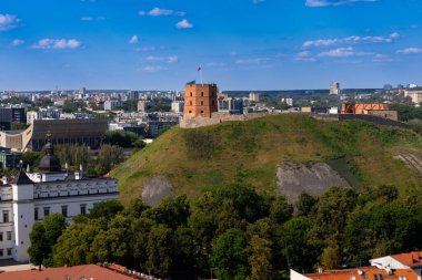 Vilnius, Litvanya. 28 Haziran 2024. St. John 's Kulesi' nden Gediminas Kalesi ve Vilnius Şehri manzarası
