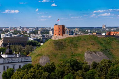 Vilnius, Litvanya. 28 Haziran 2024. St. John 's Kulesi' nden Gediminas Kalesi ve Vilnius Şehri manzarası