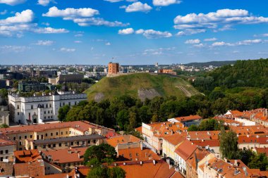 Vilnius, Litvanya. 28 Haziran 2024. St. John 's Kulesi' nden Gediminas Kalesi ve Vilnius Şehri manzarası