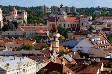 Vilnius, Litvanya. 28 Haziran 2024. St. John Kulesi 'nden Vilnius şehir manzarası ve Aziz Niklas Kilisesi