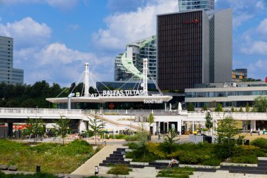Vilnius, Litvanya. 29 Haziran 2024. Beyaz Köprü (Baltas Tiltas) yemek salonu ve modern Vilnius binaları