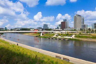 Vilnius, Litvanya. 29 Haziran 2024. Beyaz Köprü ve Neris Nehri