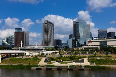 Vilnius, Litvanya. 29 Haziran 2024. Neris Nehri 'nin Beyaz Gelin yakınlarındaki geçidi