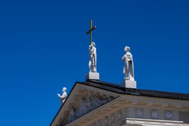 Vilnius, Litvanya. 27 Haziran 2024. Vilnius Katedrali 'ndeki heykeller