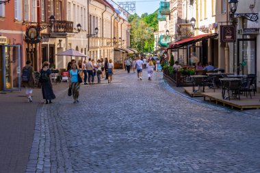 Vilnius, Litvanya. 27 Haziran 2024. Pilles Caddesi, restoranları ve dükkanları olan çok popüler bir cadde.