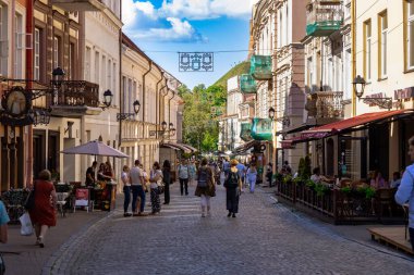 Vilnius, Litvanya. 27 Haziran 2024. Pilles Caddesi, restoranları ve dükkanları olan çok popüler bir cadde.