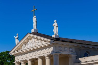 Vilnius, Litvanya. 27 Haziran 2024. Vilnius Katedrali 'nin çatısında üç heykel