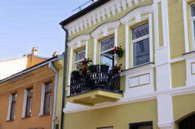 Eski bina cephesi ve çiçekli bir balkon.