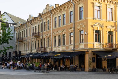 Kaunas, Litvanya. 30 Haziran 2024. Indenpendence Meydanı 'ndaki restoranlar