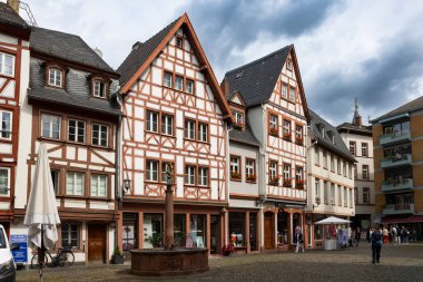 Mainz, Almanya. 2 Temmuz 2024. Tipik Alman kerestesi çerçeveli ev ve Bakire Meryem çeşmesi.