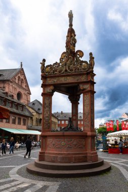 Mainz, Almanya. 2 Temmuz 2024. Marktbrunnen, Katedral Meydanı 'nda bir Rönesans çeşmesidir.