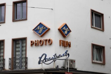 Mainz, Almanya. 2 Temmuz 2024. Bir dükkandaki Retro Agfa fotoğraf film tabelası