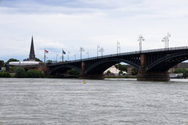 Mainz, Almanya. 2 Temmuz 2024. Theodor Heuss Köprüsü ve Ren Nehri