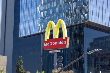 Buenos Aires, Arjantin. 27 Ekim 2024. Nunez mahallesindeki McDonald 's Fast Food Restoran tabelası. Libertador Bulvarı
