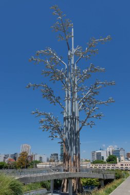 Buenos Aires, Arjantin. 27 Ekim 2024. Arborea Magna, sanatçı Nicola Constantino 'nun Yenilik Parkı' nın merkez koridorunda yer alan bir halk sanatı enstitüsü.