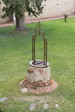 Bahçedeki eski sarnıç. Alta Gracia, Cordoba. Arjantin