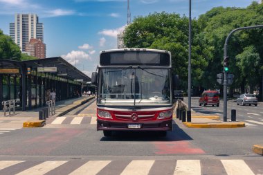 Buenos Aires, Arjantin. Ocak 01, 2025. Metrobus halk otobüsü (Colectivo) 9 de Julio Bulvarı üzerinde özel bir şerit (Avenida 9 de Julio)