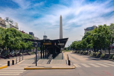 Buenos Aires, Arjantin. Ocak 01, 2025. 9 de Julio Bulvarı 'nda (Avenida 9 de Julio Bulvarı) Metrobus Kamu Otobüs İstasyonu (Colectivo) özel şeridi)