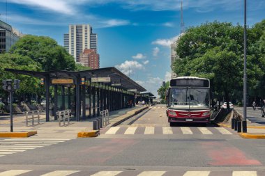 Buenos Aires, Arjantin. Ocak 01, 2025. Metrobus halk otobüsü (Colectivo) 9 de Julio Bulvarı üzerinde özel bir şerit (Avenida 9 de Julio)