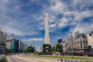 Buenos Aires, Arjantin. Ocak 01, 2025. Dikey bahçe, Cumhuriyet Meydanı 'nda BA karakterleri (Plaza de la Republica) ve Obelisk