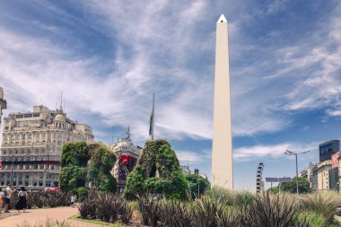 Buenos Aires, Arjantin. Ocak 01, 2025. Dikey bahçe, Cumhuriyet Meydanı 'nda BA karakterleri (Plaza de la Republica) ve Obelisk