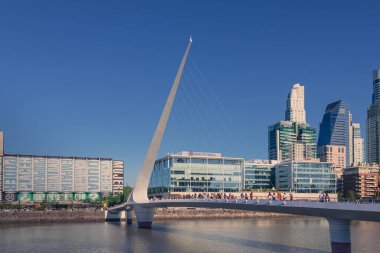 Buenos Aires, Arjantin. Ocak 04, 2025. Turistlerle ve Silolarla dolu Kadın Köprüsü manzarası. Puerto Madero