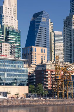 Buenos Aires, Arjantin. Ocak 04, 2025. Puerto Madero güvertesi ve ufuk çizgisi manzarası
