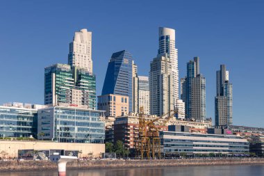 Buenos Aires, Arjantin. Ocak 04, 2025. Puerto Madero güvertesi ve ufuk çizgisi manzarası