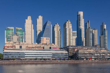 Buenos Aires, Arjantin. Ocak 04, 2025. Puerto Madero güvertesi ve ufuk çizgisi manzarası