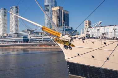 Buenos Aires, Arjantin. Ocak 04, 2025. A.R.A. Puerto Madero rıhtımında Sarmiento Fırkateyn Müzesi gemisi