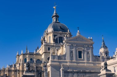 Aziz Mary Katedrali, Almudena Kraliyet Katedrali, yaygın olarak Almudena Katedrali olarak bilinir. Madrid, İspanya
