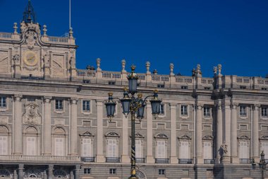 Arka planda eski sokak lambası ve Madrid Kraliyet Sarayı (Palacio Real de Madrid)