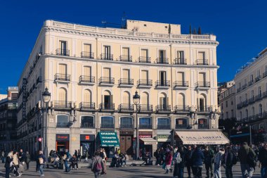 Madrid, İspanya. 3 Şubat 2025. Puerta del Sol Meydanı Görünümü (Güneşin Kapısı)
