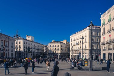 Madrid, İspanya. 3 Şubat 2025. Puerta del Sol Meydanı Görünümü (Güneşin Kapısı)