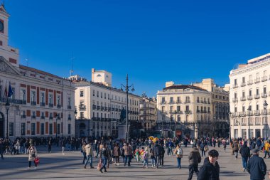 Madrid, İspanya. 3 Şubat 2025. Puerta del Sol Meydanı Görünümü (Güneşin Kapısı)