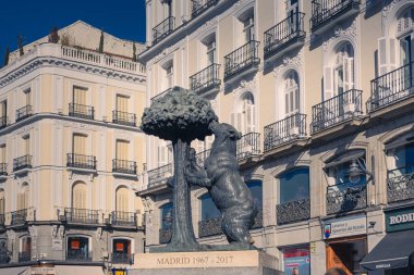 Madrid, İspanya. 3 Şubat 2025. Ayı ve Çilek Ağacı Heykeli (El Oso y el Madrono). Puerta del Sol Meydanı.