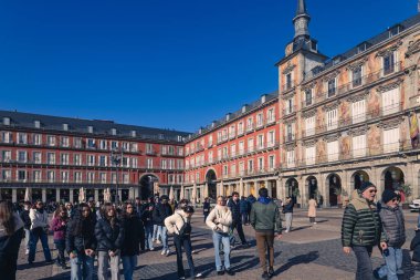 Madrid, İspanya. 3 Şubat 2025. Plaza Belediye Başkanı Meydanı, Madrid 'in kalbinde büyük bir kamusal alan.