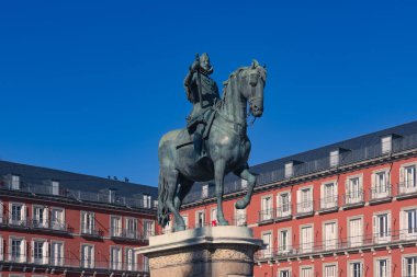 Madrid, İspanya. 3 Şubat 2025. Felipe III 'ün Binicilik Heykeli. Plaza Belediye Başkanı Meydanı