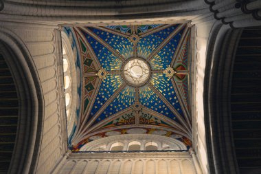 Madrid, İspanya. 3 Şubat 2025. Almudena Katedrali 'nin Tavanı