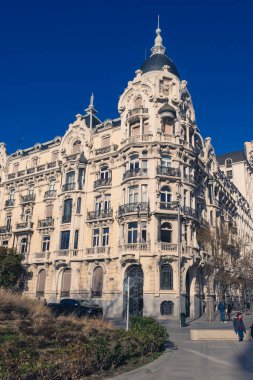 Madrid, İspanya. 3 Şubat 2025. Madrid 'deki eski bina cephesi