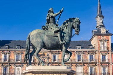 Madrid, İspanya. 14 Şubat 2025. Felipe III 'ün Binicilik Heykeli. Plaza Belediye Başkanı Meydanı