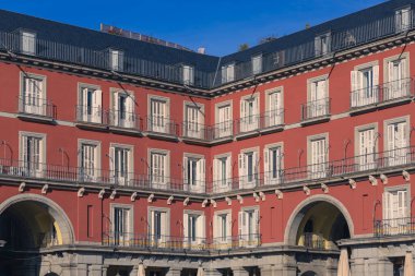 Madrid, İspanya. 14 Şubat 2025. Plaza Belediye Başkanı Meydanı, Madrid 'in kalbinde büyük bir kamusal alan. Casa de la Panaderia