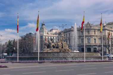 Madrid, İspanya. 15 Şubat 2025. Cybele Çeşmesi (Fuente de Cibeles), bir Phrygian toprak ve bereket tanrısı olan Cybele 'i temsil eder. Neoklasik heykel