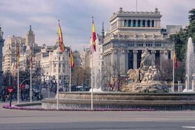 Madrid, İspanya. 15 Şubat 2025. Cybele Çeşmesi (Fuente de Cibeles), bir Phrygian toprak ve bereket tanrısı olan Cybele 'i temsil eder. Neoklasik heykel