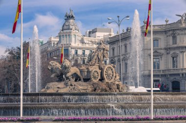 Madrid, İspanya. 15 Şubat 2025. Cybele Çeşmesi (Fuente de Cibeles), bir Phrygian toprak ve bereket tanrısı olan Cybele 'i temsil eder. Neoklasik heykel