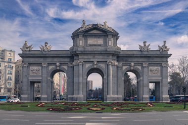 Madrid, İspanya. 15 Şubat 2025. Alcala Kapısı (Puerta de Alcala), Bağımsızlık Meydanı 'nda (Plaza de la Independencia) bir Neoklasik kapı.)