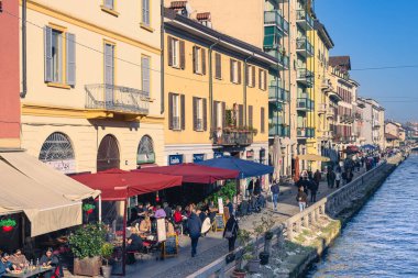 Milan, İtalya. Şubat 06, 2025. Naviglio Grande Kanalı, Navigli Mahallesi